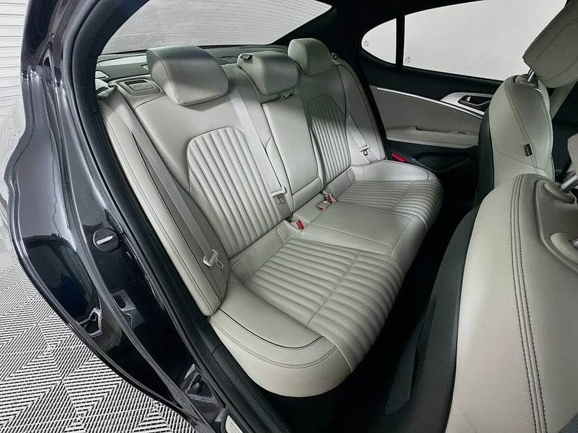 2023 Genesis G70 - Image 28