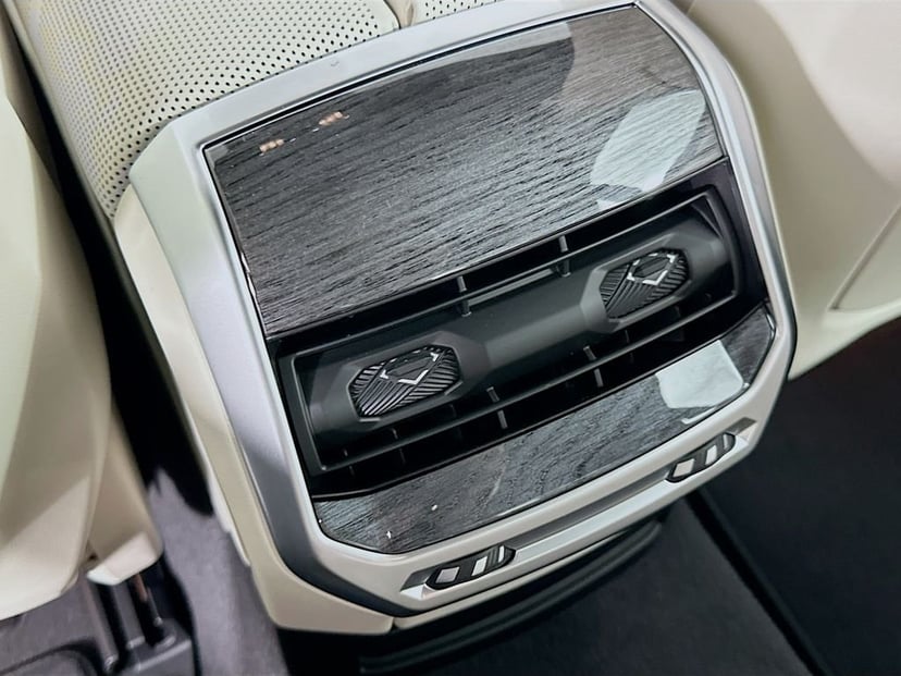 2025 BMW i7 - Image 18