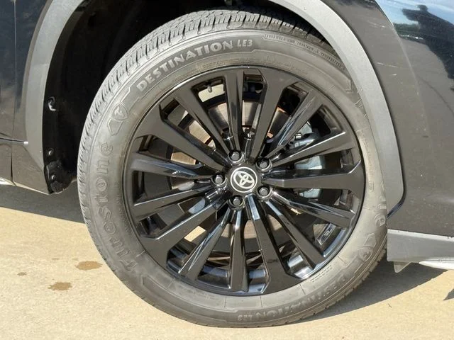 2025 Toyota Highlander - Image 2