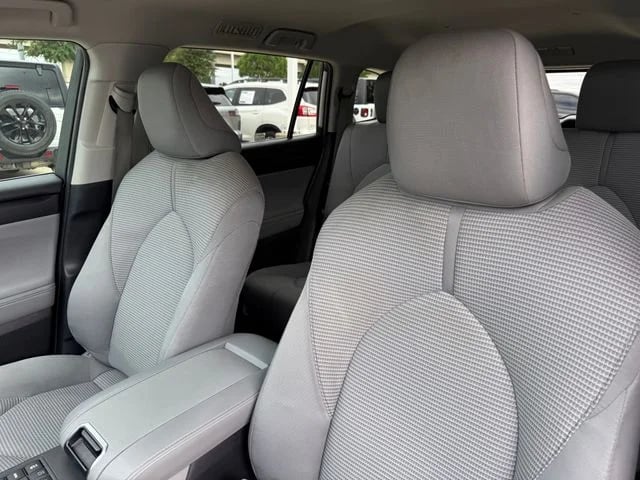 2023 Toyota Highlander - Image 14