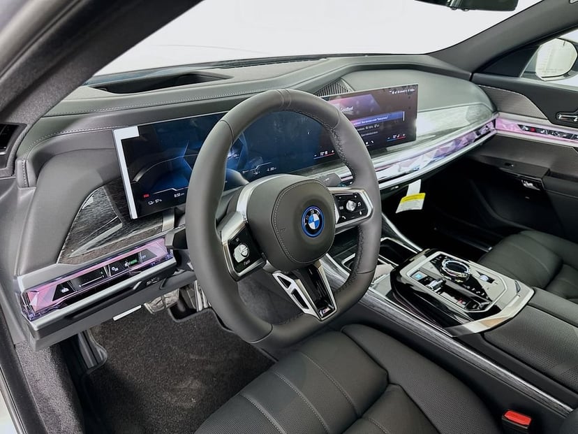 2025 BMW i7 - Image 9