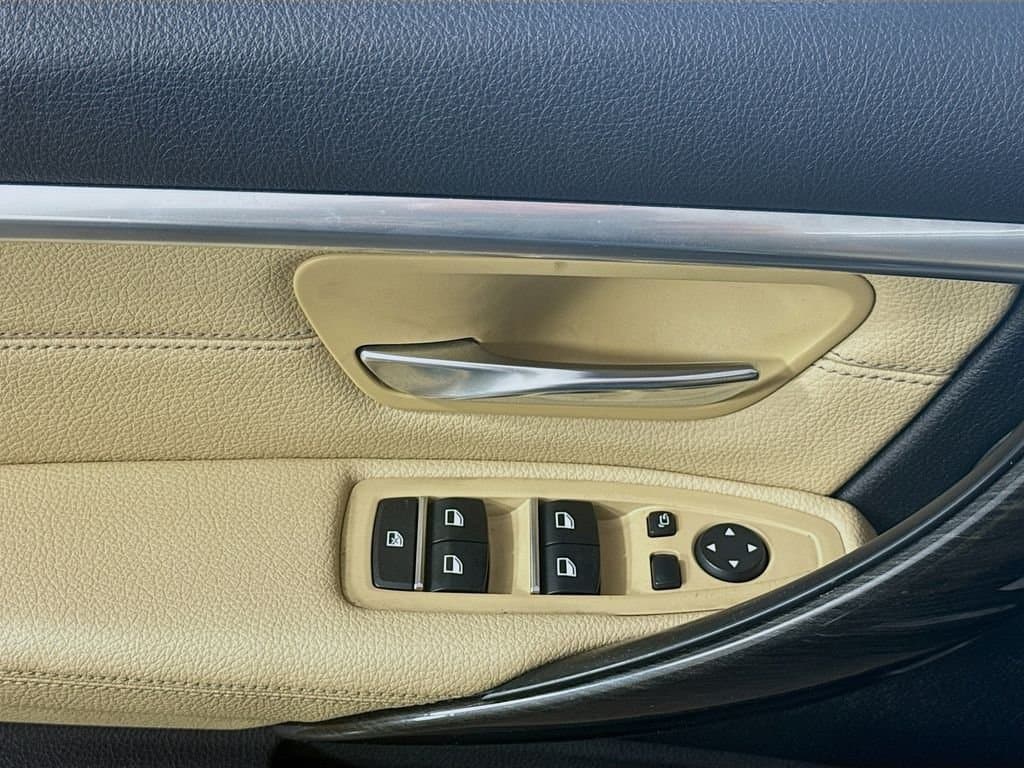 2017 BMW 3 - Image 22