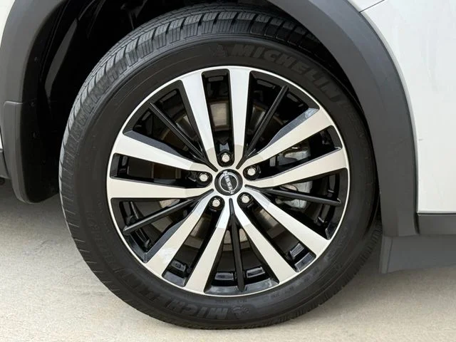 2023 Nissan Pathfinder - Image 2