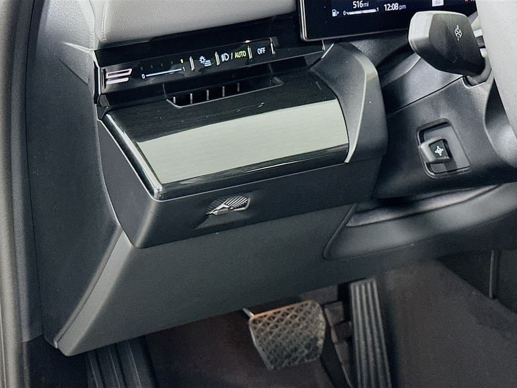 2025 BMW 5 Series - Image 10