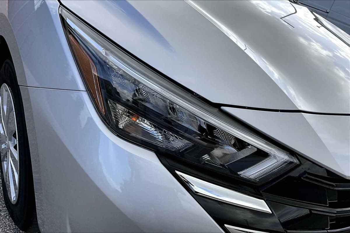 2025 Nissan Versa - Image 18