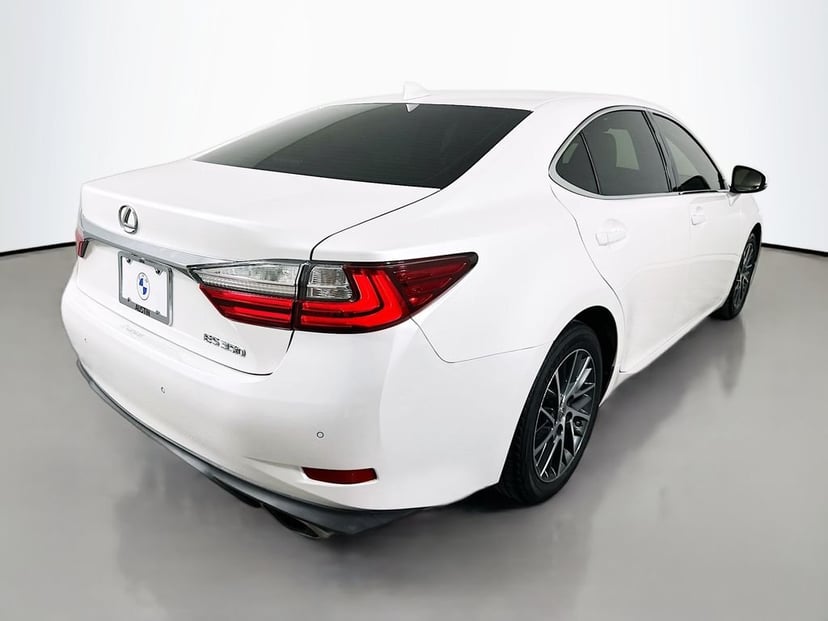 2017 Lexus ES - Image 5