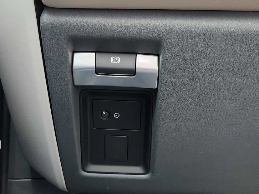 2024 Land Rover Defender - Image 22