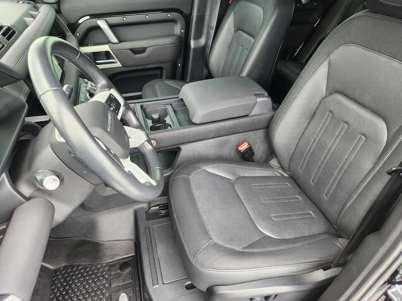2022 Land Rover Defender - Image 12