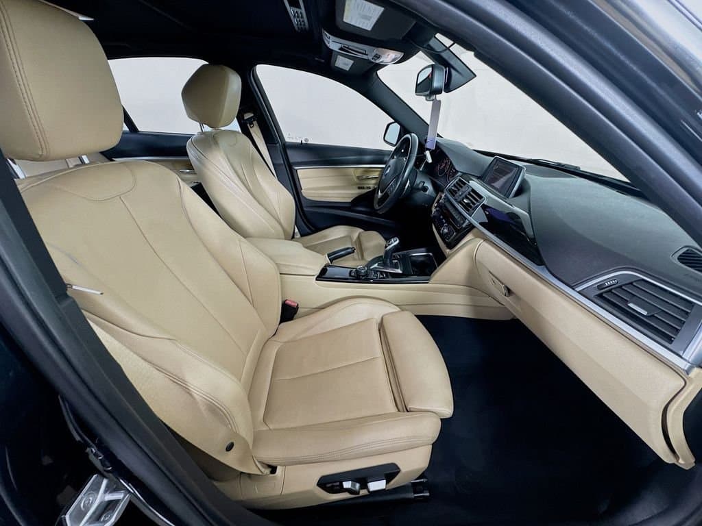 2017 BMW 3 - Image 35