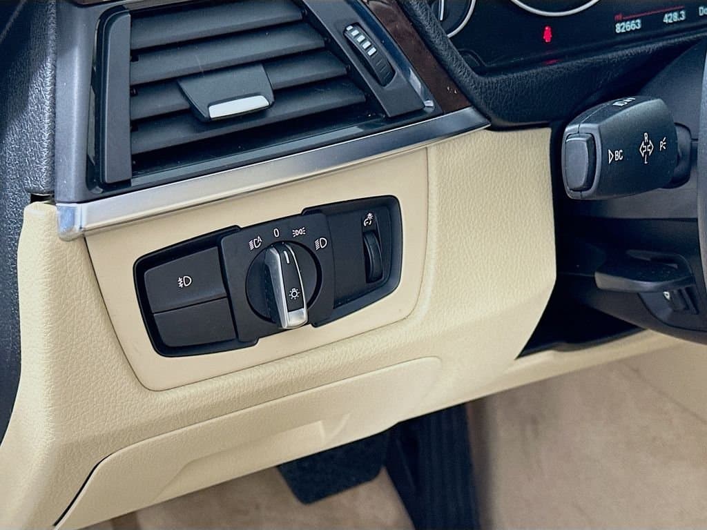 2015 BMW 3 Series - Image 10