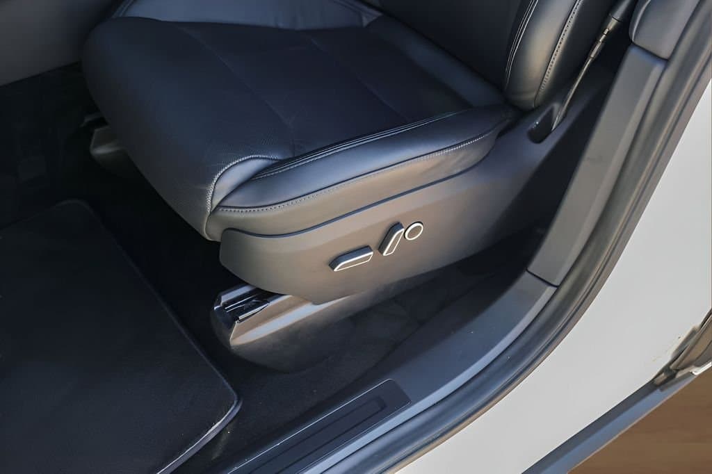 2023 Tesla Model X - Image 8