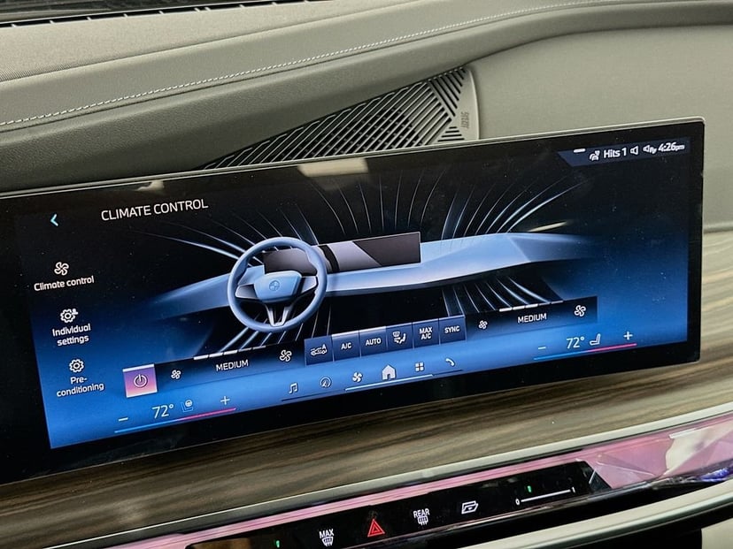 2025 BMW i7 - Image 14