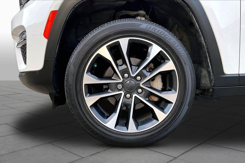 2023 Jeep Grand Cherokee - Image 11