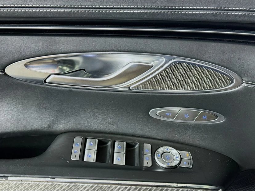 2022 Genesis GV70 - Image 21