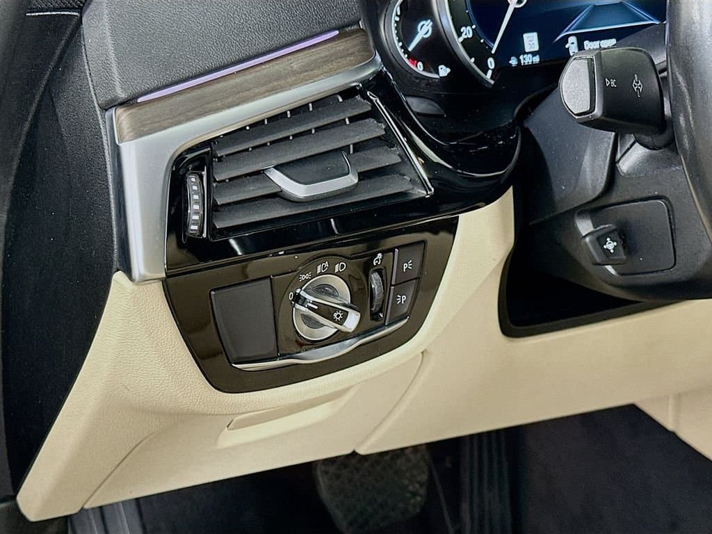 2019 BMW 5 Series - Image 10