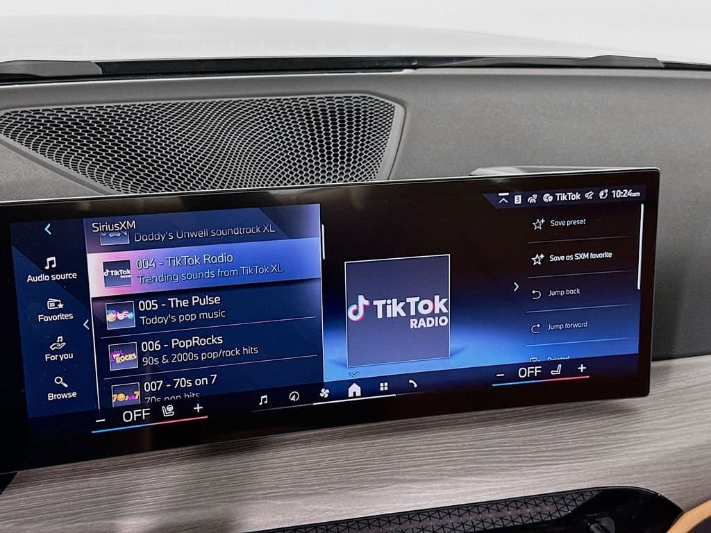 2025 BMW 4 Series - Image 11