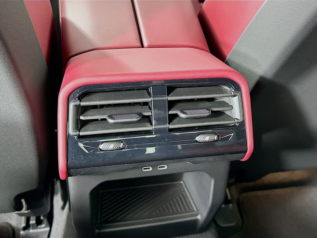 2025 BMW 5 Series - Image 18