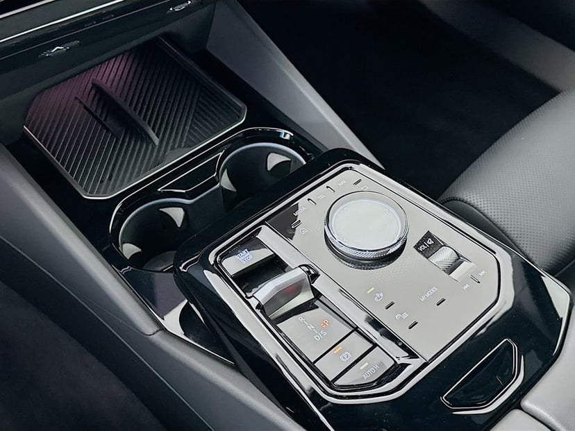 2025 BMW 5 Series - Image 17