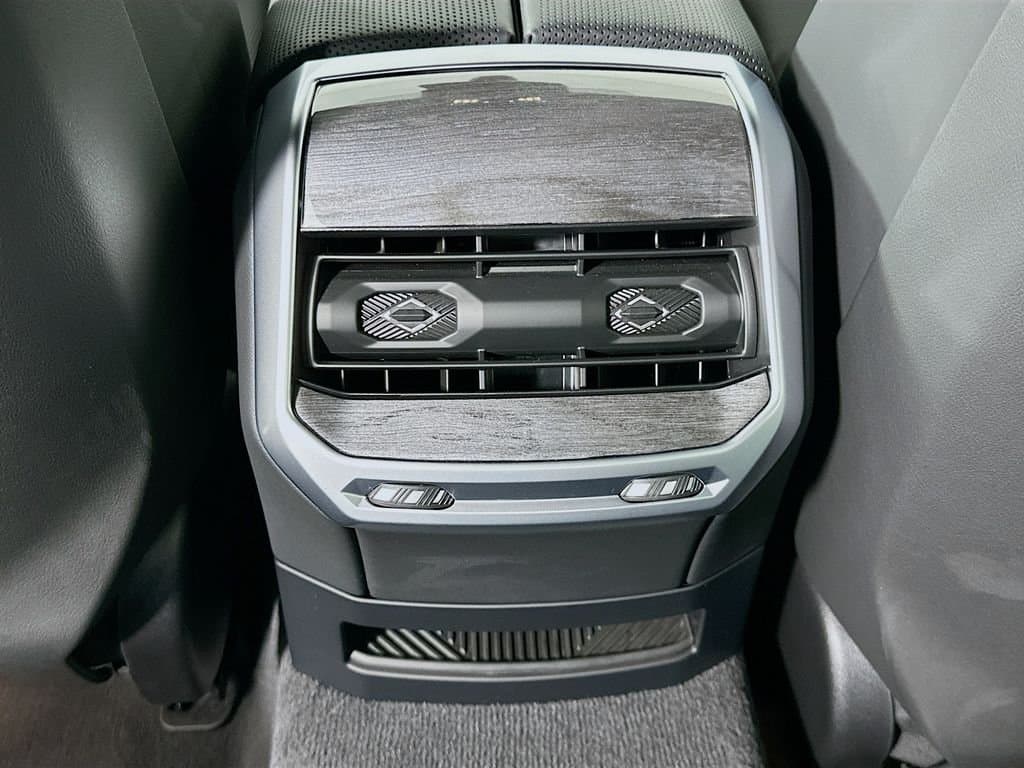 2025 BMW 7 Series - Image 25