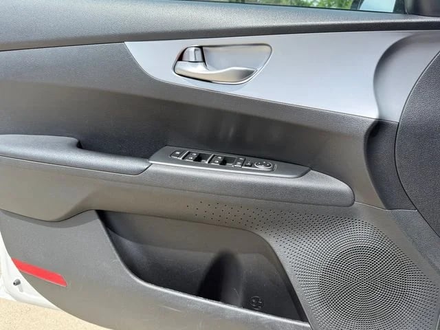2023 Kia Forte - Image 21