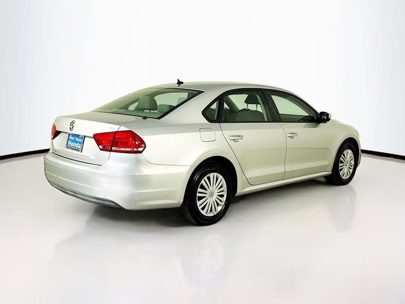 2015 Volkswagen Passat - Image 8