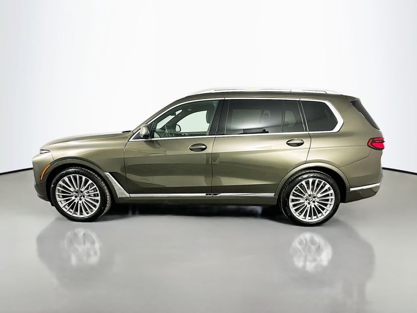 2025 BMW X7 - Image 8