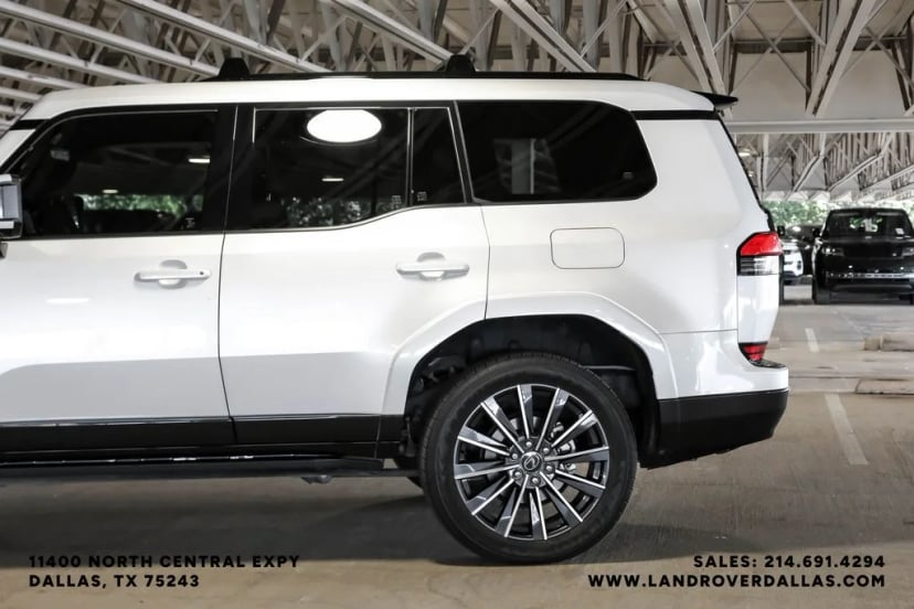 2024 Lexus GX - Image 13
