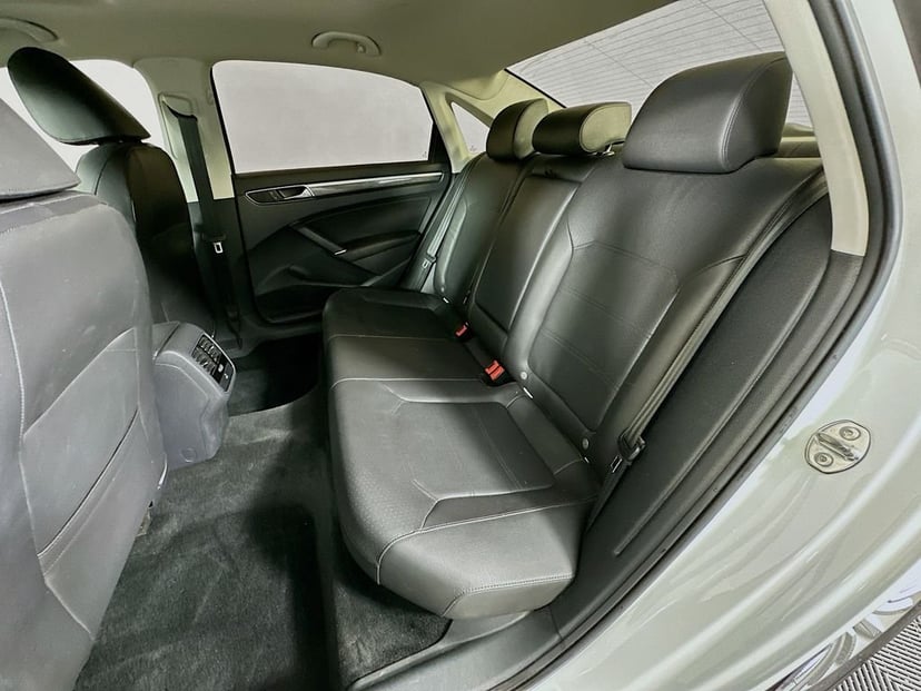 2017 Volkswagen Passat - Image 24