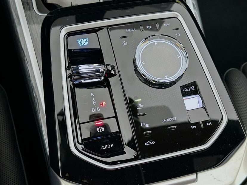 2025 BMW i7 - Image 15
