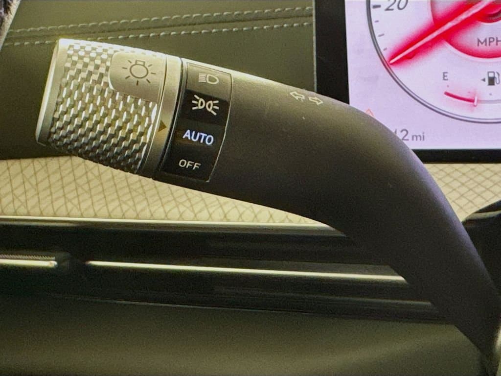 2025 GENESIS GV80 - Image 13