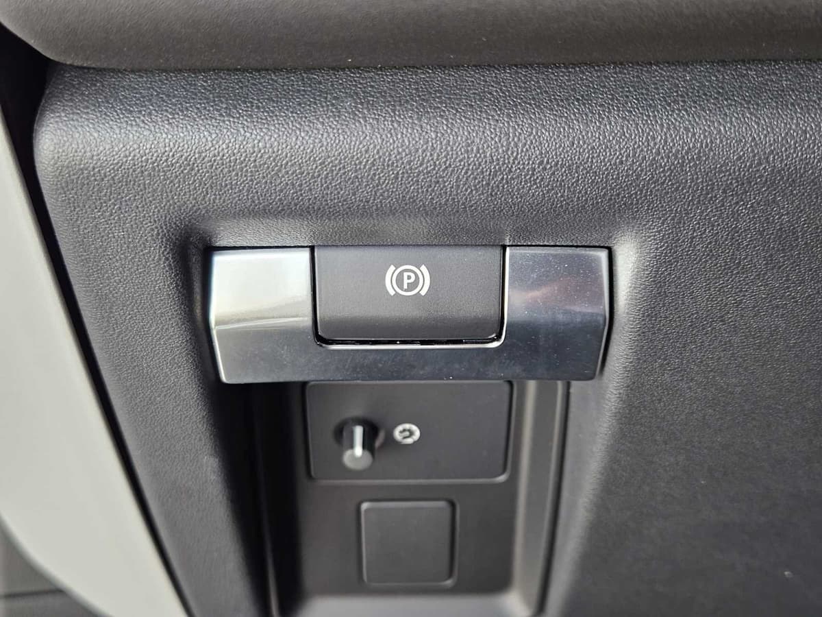 2025 Land Rover Defender - Image 20