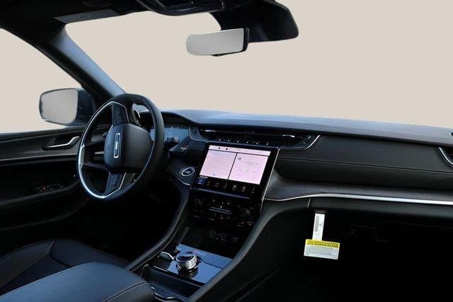 2025 Jeep Grand Cherokee - Image 16