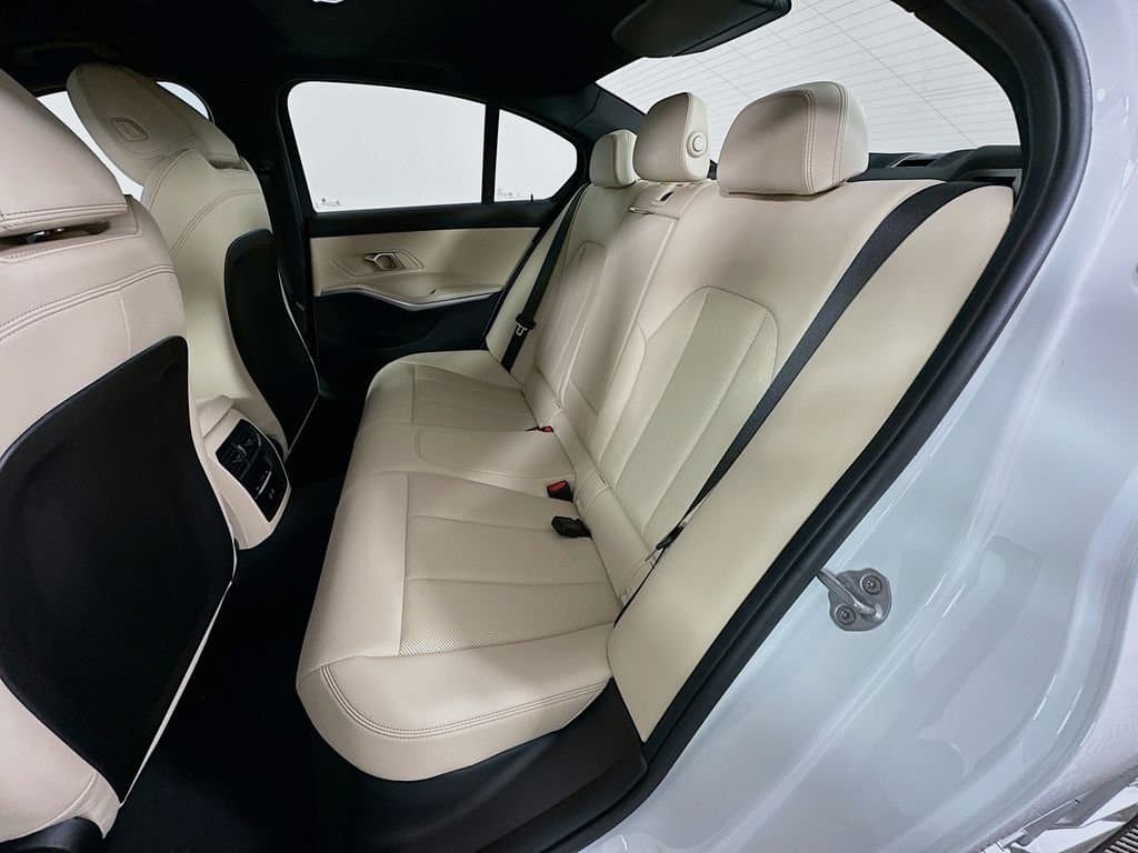 2025 BMW 3 Series - Image 25