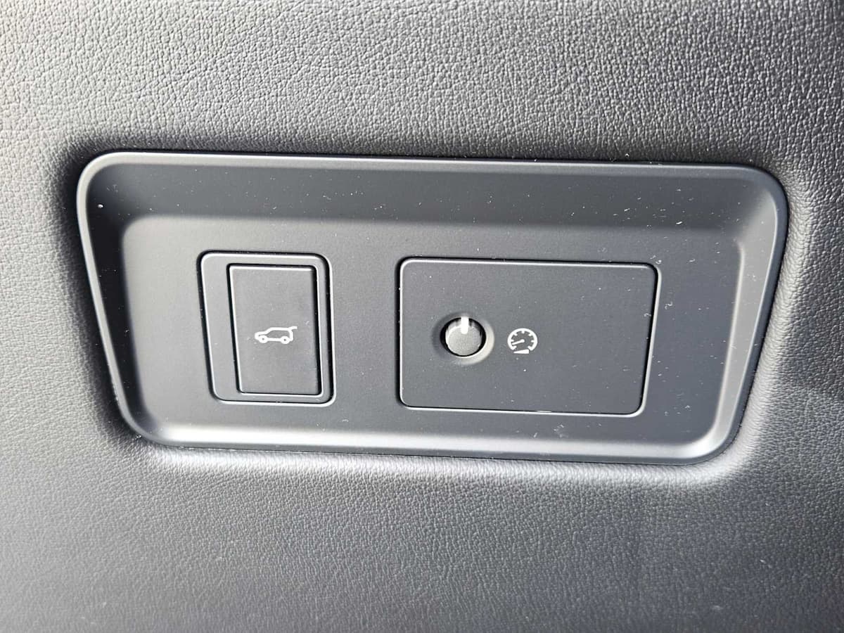 2023 Jaguar F-PACE - Image 20