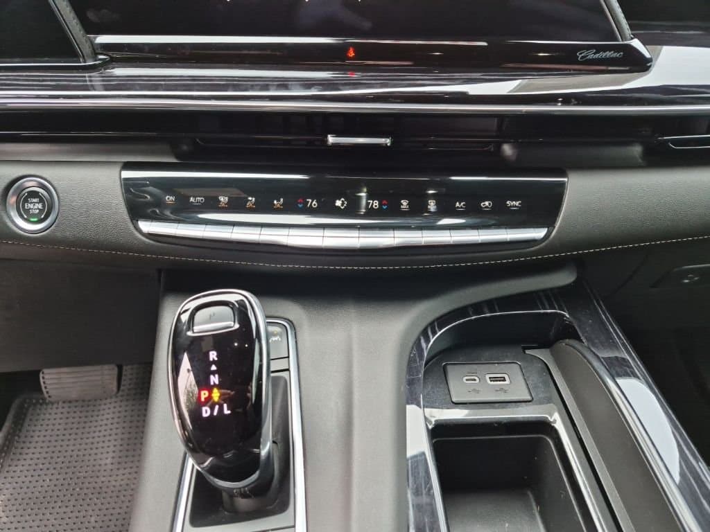 2022 Cadillac Escalade - Image 40