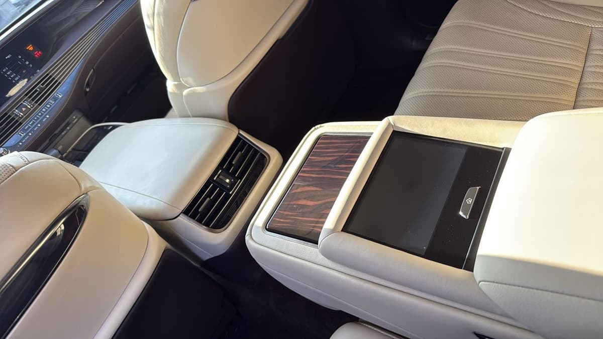 2018 Lexus LS - Image 28