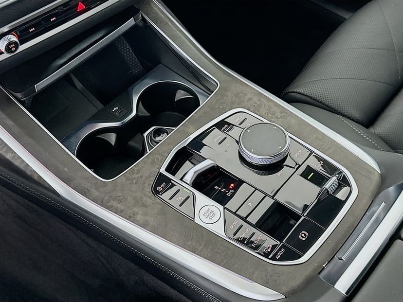 2025 BMW X7 - Image 17
