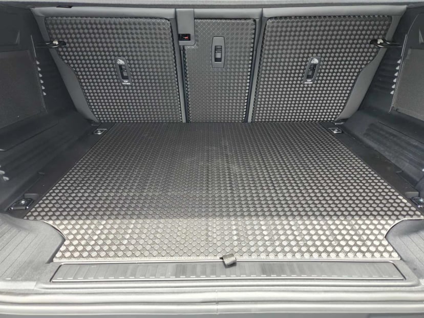 2026 LAND ROVER Defender 110 - Image 33