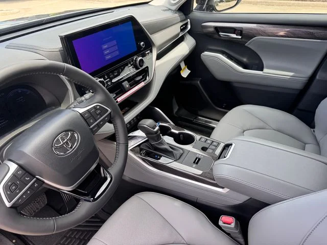 2026 Toyota Highlander Hybrid - Image 9