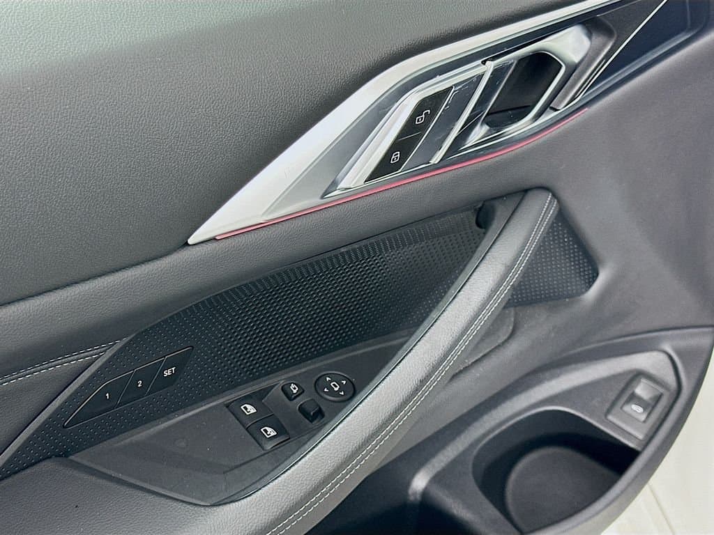 2025 BMW 4 Series - Image 18