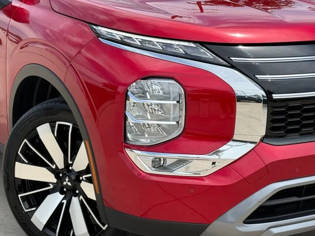 2025 Mitsubishi Outlander - Image 3