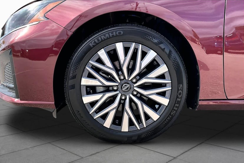 2025 Nissan Altima - Image 11