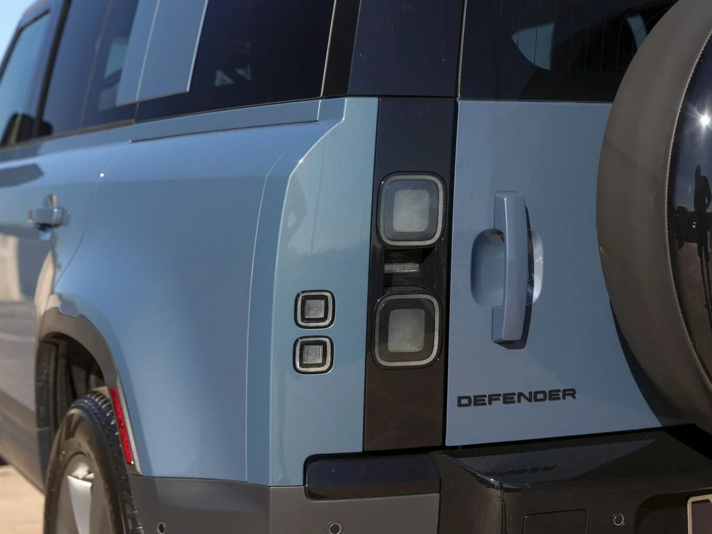 2026 Land Rover Defender 110 - Image 7