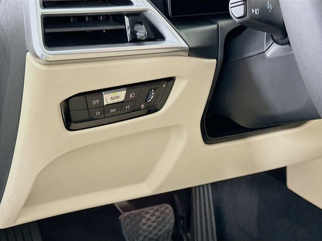 2025 BMW 3 Series - Image 10