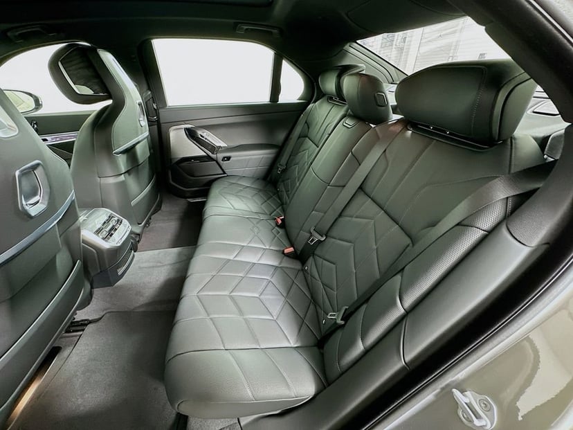 2025 BMW i7 - Image 17