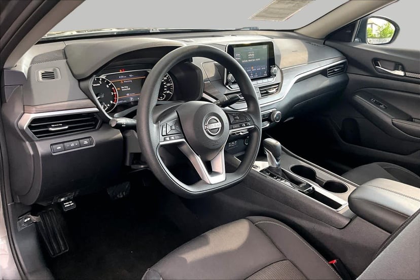 2025 Nissan Altima - Image 17