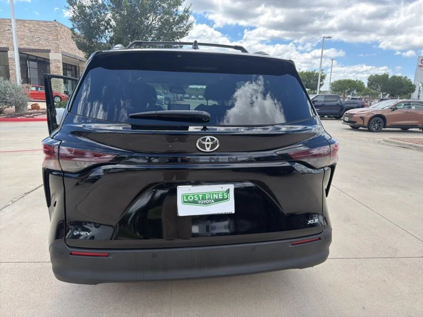 2026 Toyota Sienna - Image 24