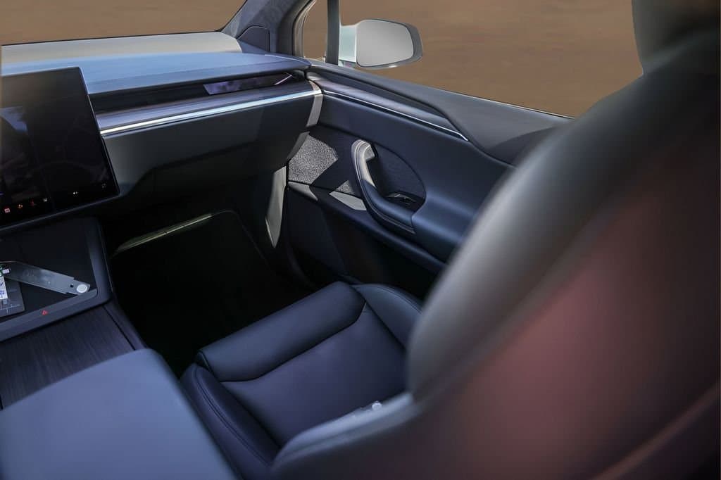 2023 Tesla Model X - Image 24