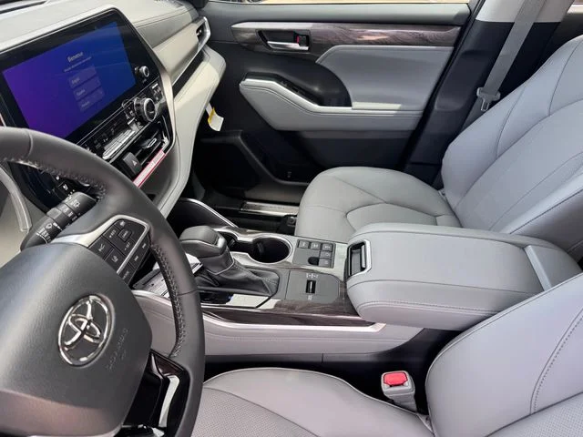 2026 Toyota Highlander Hybrid - Image 10