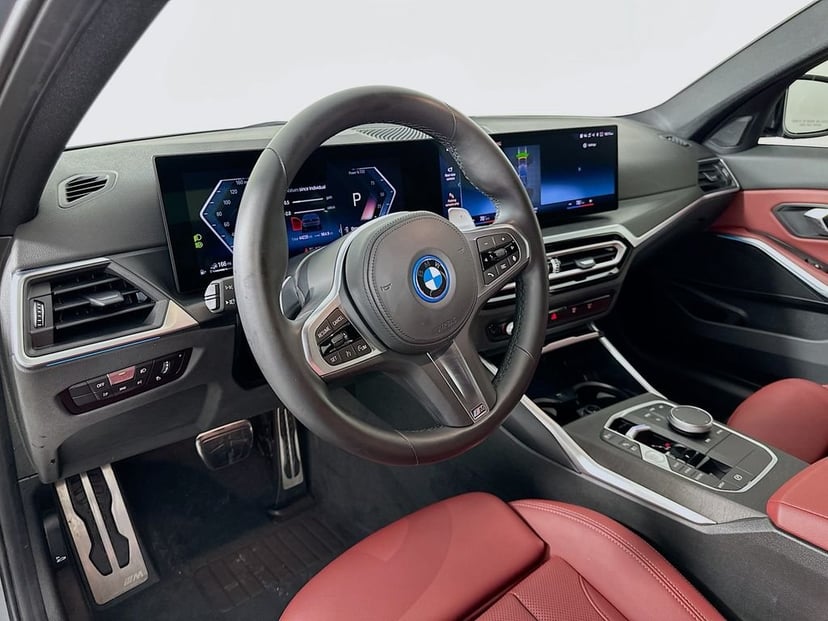 2023 BMW 3 Series - Image 9